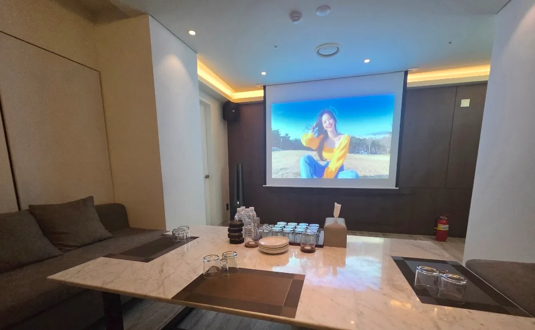 헤리티지 스크린과 회색 소파가 있는 룸